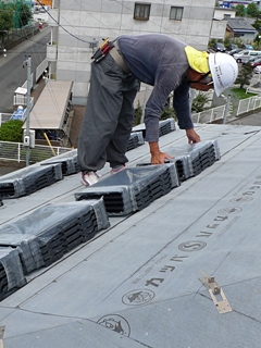 地球環境にも配慮した軽量瓦　　ルーガ