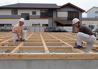 Ｉ様邸現場　土台・大引き敷き込み作業　富山：海野